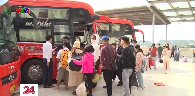 Bến xe Miền Đông mới nhộn nhịp ngày cận Tết - Ảnh 1. Bến xe Miền Đông mới nhộn nhịp ngày cận Tết - Ảnh 1.