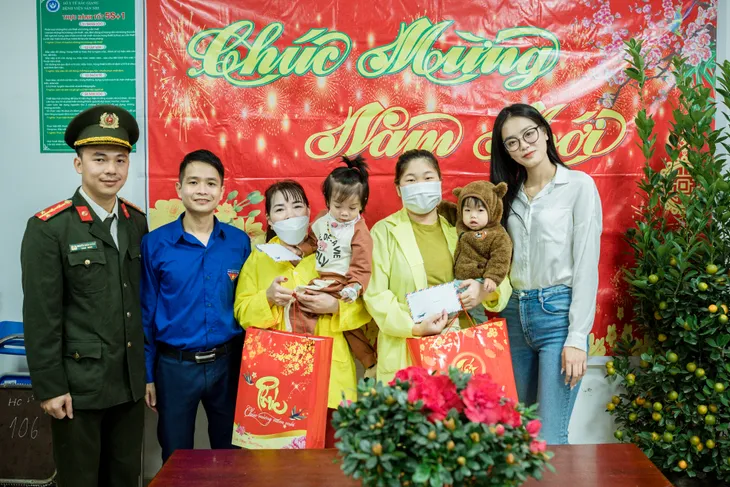Người đẹp Miss World Việt Nam tặng quà trẻ sơ sinh và bệnh nhân cấp cứu nhân dịp năm mới - Ảnh 1. Người đẹp Miss World Việt Nam tặng quà trẻ sơ sinh và bệnh nhân cấp cứu nhân dịp năm mới - Ảnh 1.