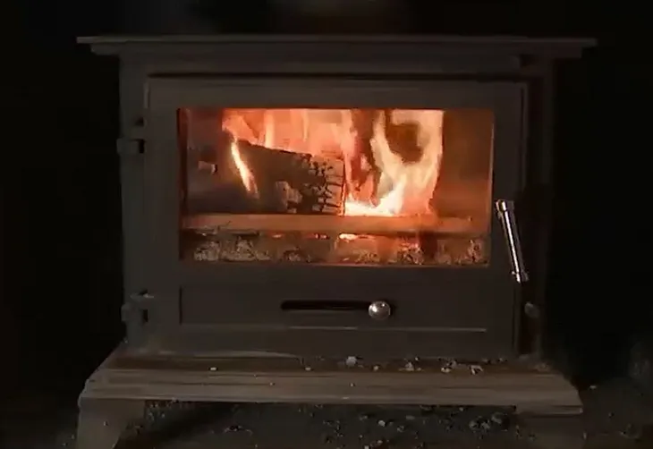 Khói củi đe dọa sức khỏe và môi trường tại Anh - Ảnh 1. Khói củi đe dọa sức khỏe và môi trường tại Anh - Ảnh 1.