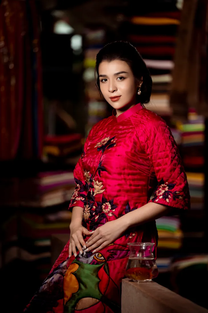 Á hậu Hoàng Thùy Anh khoe vẻ đẹp lai qua hình ảnh áo dài thuần Việt - Ảnh 1. Á hậu Hoàng Thùy Anh khoe vẻ đẹp lai qua hình ảnh áo dài thuần Việt - Ảnh 1.