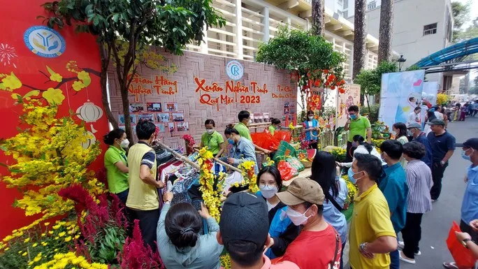 Đường hoa Xuân đặc biệt tại Bệnh viện Chợ Rẫy - Ảnh 1. Đường hoa Xuân đặc biệt tại Bệnh viện Chợ Rẫy - Ảnh 1.
