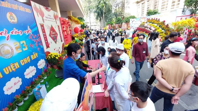 Đường hoa Xuân đặc biệt tại Bệnh viện Chợ Rẫy - Ảnh 2. Đường hoa Xuân đặc biệt tại Bệnh viện Chợ Rẫy - Ảnh 2.