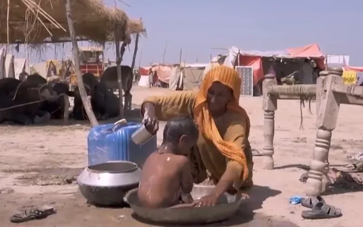 Hàng triệu trẻ Pakistan sống trong tình cảnh khó khăn sau lũ lụt - Ảnh 1. Hàng triệu trẻ Pakistan sống trong tình cảnh khó khăn sau lũ lụt - Ảnh 1.