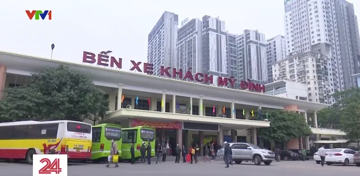Lượng người đến bến xe Mỹ Đình tăng tới 300% trong ngày đi làm cuối trước Tết - Ảnh 1. Lượng người đến bến xe Mỹ Đình tăng tới 300% trong ngày đi làm cuối trước Tết - Ảnh 1.