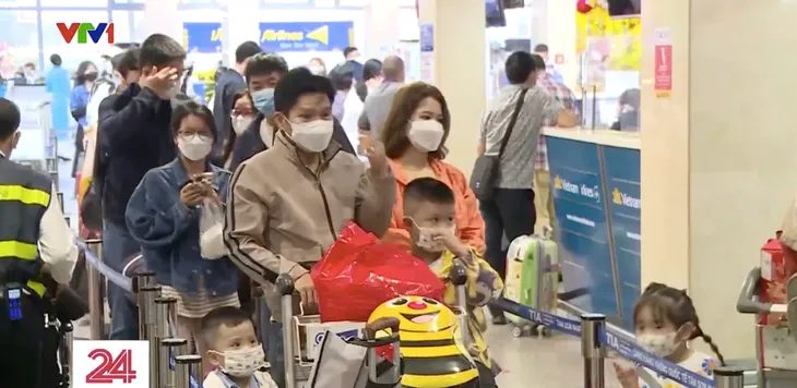 Sân bay Tân Sơn Nhất đông đúc người dân về quê đón Tết sớm - Ảnh 1. Sân bay Tân Sơn Nhất đông đúc người dân về quê đón Tết sớm - Ảnh 1.