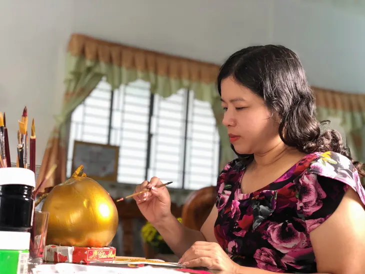 Trổ tài viết thư pháp lên trái cây, cô giáo Cần Thơ mang xuân đến mọi người - Ảnh 1. Trổ tài viết thư pháp lên trái cây, cô giáo Cần Thơ mang xuân đến mọi người - Ảnh 1.