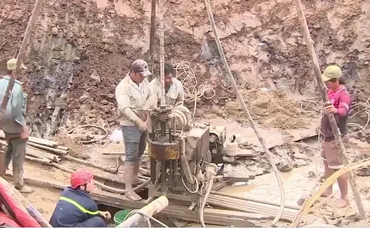 Lực lượng công binh tham gia giải cứu cháu bé rơi xuống cọc bê tông - Ảnh 1. Lực lượng công binh tham gia giải cứu cháu bé rơi xuống cọc bê tông - Ảnh 1.