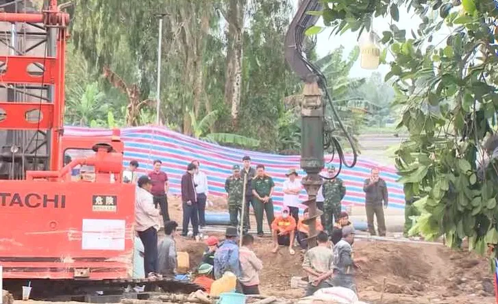 Vẫn chưa tiếp cận được cháu bé bị rơi xuống trụ bê tông - Ảnh 1. Vẫn chưa tiếp cận được cháu bé bị rơi xuống trụ bê tông - Ảnh 1.