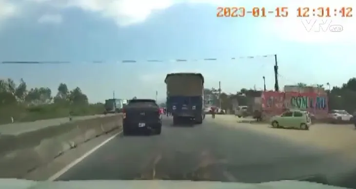 Xe khách đi ẩu lao vào dải phân cách giữa đường - Ảnh 1. Xe khách đi ẩu lao vào dải phân cách giữa đường - Ảnh 1.