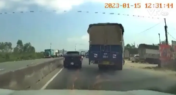 Xe khách đi ẩu lao vào dải phân cách giữa đường - Ảnh 2. Xe khách đi ẩu lao vào dải phân cách giữa đường - Ảnh 2.