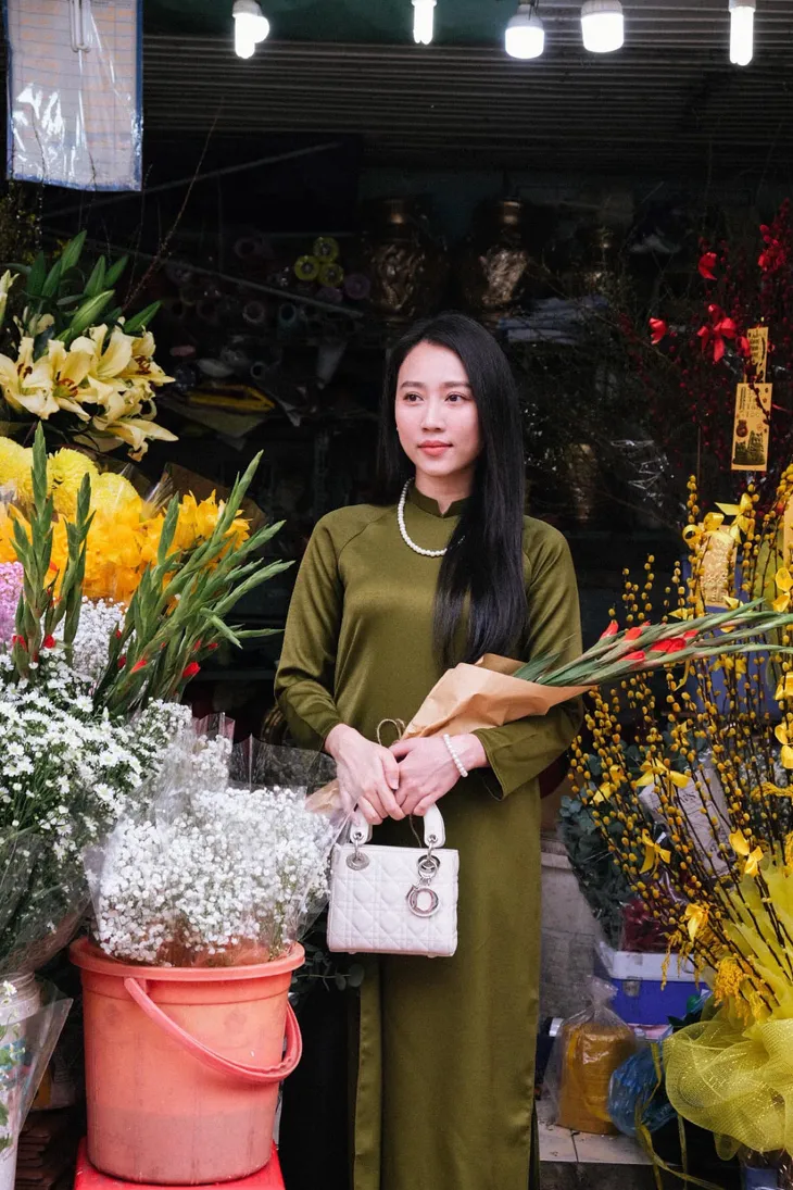 Sao Việt diện áo dài đôi: Vợ chồng Phương Nga rạng rỡ, Huỳnh Hồng Loan dịu dàng bên mẹ - Ảnh 2.