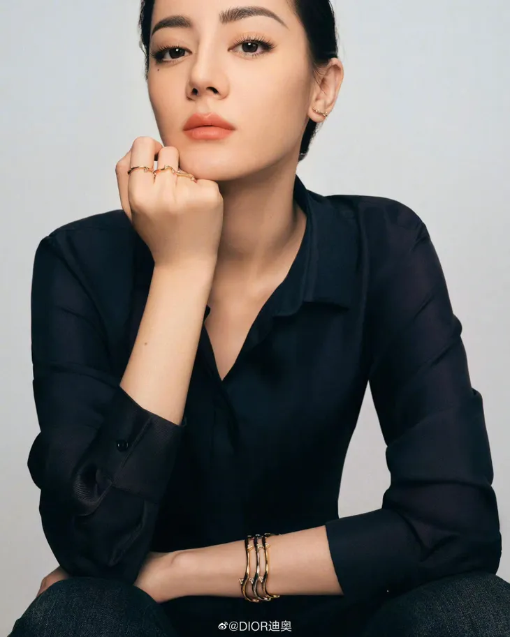Nhan sắc Địch Lệ Nhiệt Ba được ca ngợi vượt loạt mỹ nhân đình đám thế giới - Ảnh 1. Nhan sắc Địch Lệ Nhiệt Ba được ca ngợi vượt loạt mỹ nhân đình đám thế giới - Ảnh 1.