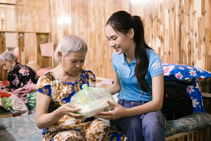 Tiểu Vy tặng công nhân vé xe, Mai Phương tự tay nấu ăn cho bệnh nhân nghèo - Ảnh 9. Tiểu Vy tặng công nhân vé xe, Mai Phương tự tay nấu ăn cho bệnh nhân nghèo - Ảnh 9.