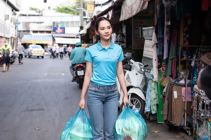 Tiểu Vy tặng công nhân vé xe, Mai Phương tự tay nấu ăn cho bệnh nhân nghèo - Ảnh 8. Tiểu Vy tặng công nhân vé xe, Mai Phương tự tay nấu ăn cho bệnh nhân nghèo - Ảnh 8.