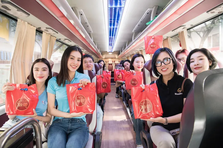 Tiểu Vy tặng công nhân vé xe, Mai Phương tự tay nấu ăn cho bệnh nhân nghèo - Ảnh 1. Tiểu Vy tặng công nhân vé xe, Mai Phương tự tay nấu ăn cho bệnh nhân nghèo - Ảnh 1.