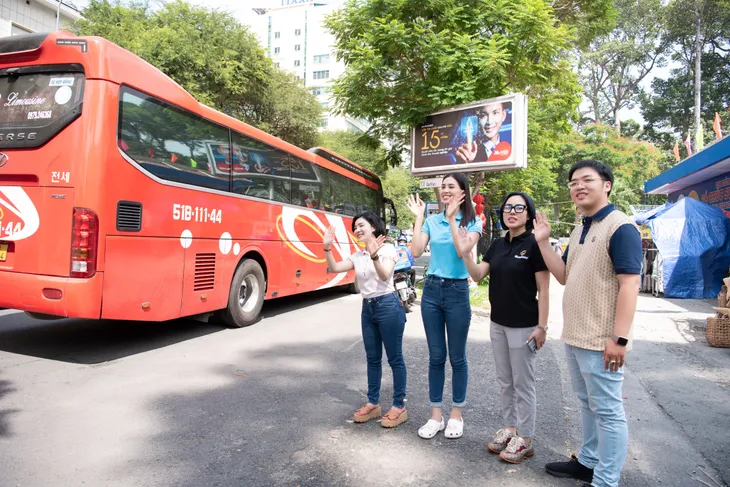 Tiểu Vy tặng công nhân vé xe, Mai Phương tự tay nấu ăn cho bệnh nhân nghèo - Ảnh 3. Tiểu Vy tặng công nhân vé xe, Mai Phương tự tay nấu ăn cho bệnh nhân nghèo - Ảnh 3.