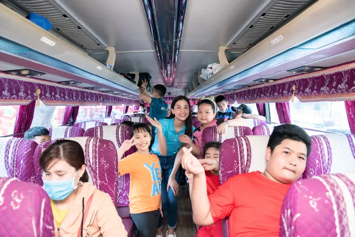 Tiểu Vy tặng công nhân vé xe, Mai Phương tự tay nấu ăn cho bệnh nhân nghèo - Ảnh 4. Tiểu Vy tặng công nhân vé xe, Mai Phương tự tay nấu ăn cho bệnh nhân nghèo - Ảnh 4.