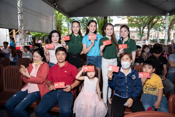Tiểu Vy tặng công nhân vé xe, Mai Phương tự tay nấu ăn cho bệnh nhân nghèo - Ảnh 2. Tiểu Vy tặng công nhân vé xe, Mai Phương tự tay nấu ăn cho bệnh nhân nghèo - Ảnh 2.