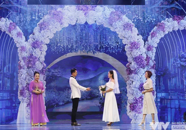 Vợ chồng Lâm Vỹ Dạ làm đám cưới trong Gala cười 2023 - Ảnh 1. Vợ chồng Lâm Vỹ Dạ làm đám cưới trong Gala cười 2023 - Ảnh 1.
