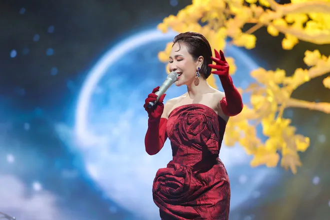 Uyên Linh - Quý cô tuổi mèo không sợ năm tuổi - Ảnh 2. Uyên Linh - Quý cô tuổi mèo không sợ năm tuổi - Ảnh 2.