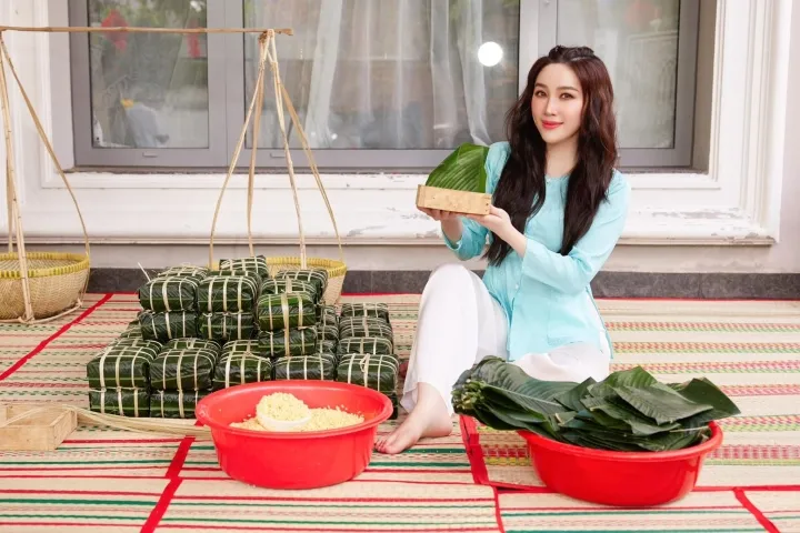 Sao Việt ngày cuối năm: Mỹ Tâm trổ tài gói bánh, loạt mỹ nhân xuống phố mua hoa Tết - Ảnh 14. Sao Việt ngày cuối năm: Mỹ Tâm trổ tài gói bánh, loạt mỹ nhân xuống phố mua hoa Tết - Ảnh 14.