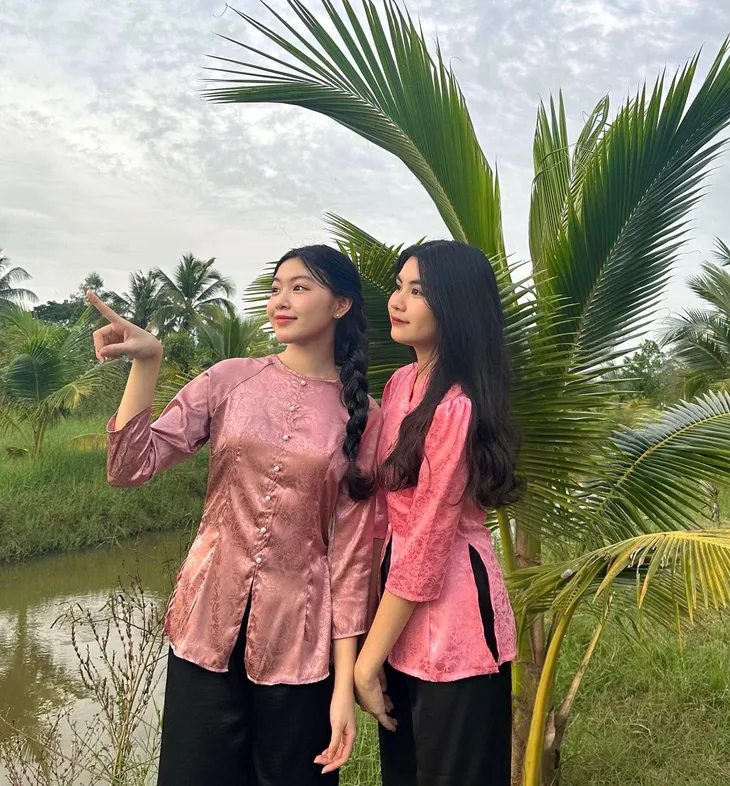 Sao Việt ngày cuối năm: Mỹ Tâm trổ tài gói bánh, loạt mỹ nhân xuống phố mua hoa Tết - Ảnh 5. Sao Việt ngày cuối năm: Mỹ Tâm trổ tài gói bánh, loạt mỹ nhân xuống phố mua hoa Tết - Ảnh 5.