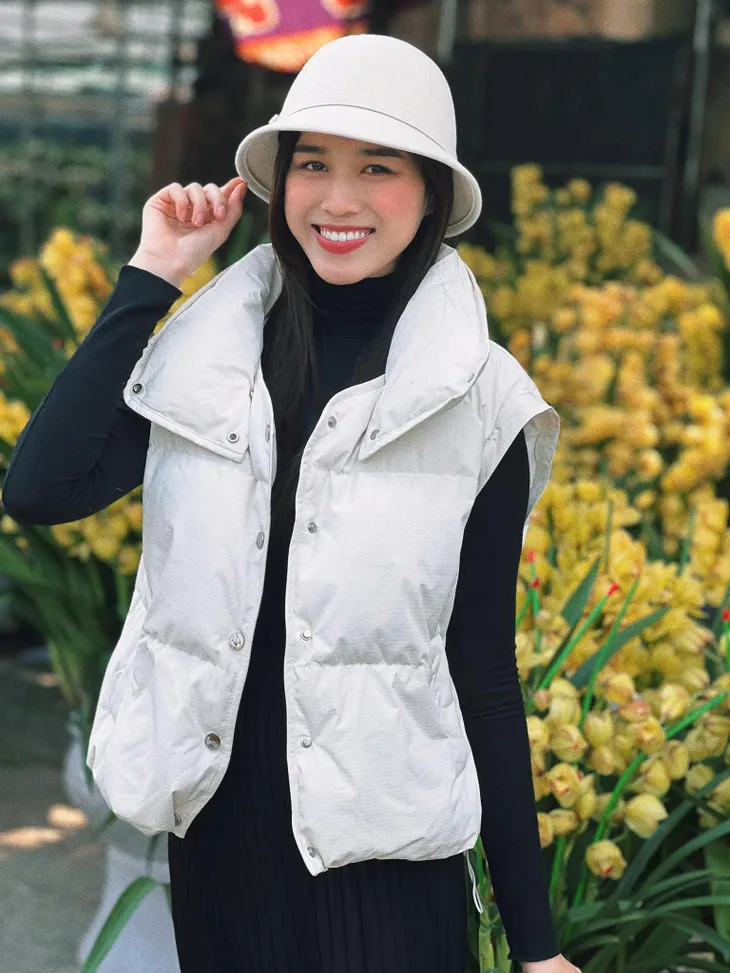 Sao Việt ngày cuối năm: Mỹ Tâm trổ tài gói bánh, loạt mỹ nhân xuống phố mua hoa Tết - Ảnh 7. Sao Việt ngày cuối năm: Mỹ Tâm trổ tài gói bánh, loạt mỹ nhân xuống phố mua hoa Tết - Ảnh 7.