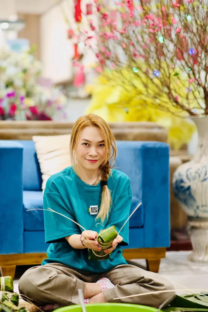 Sao Việt ngày cuối năm: Mỹ Tâm trổ tài gói bánh, loạt mỹ nhân xuống phố mua hoa Tết - Ảnh 1. Sao Việt ngày cuối năm: Mỹ Tâm trổ tài gói bánh, loạt mỹ nhân xuống phố mua hoa Tết - Ảnh 1.