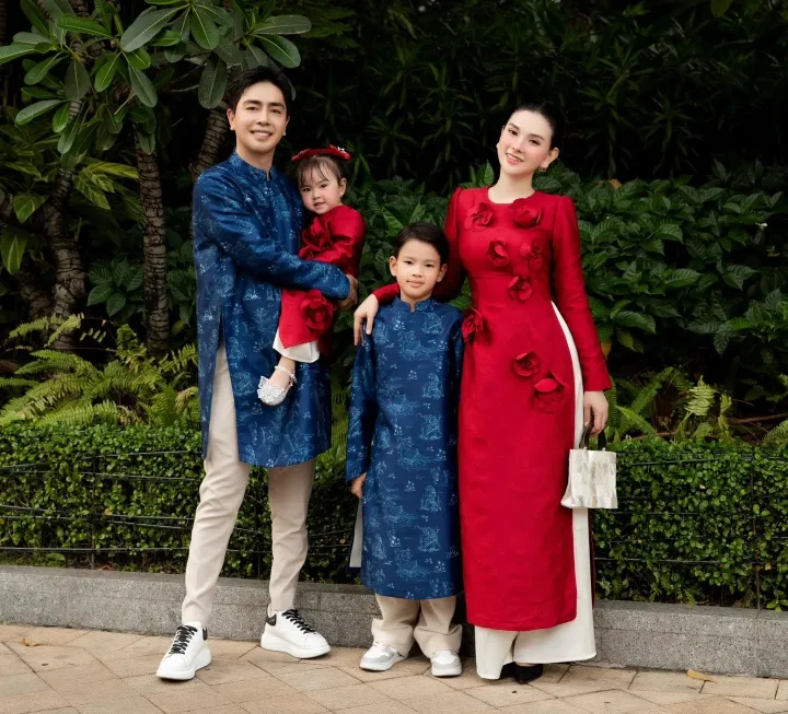 Sao Việt ngày cuối năm: Mỹ Tâm trổ tài gói bánh, loạt mỹ nhân xuống phố mua hoa Tết - Ảnh 12. Sao Việt ngày cuối năm: Mỹ Tâm trổ tài gói bánh, loạt mỹ nhân xuống phố mua hoa Tết - Ảnh 12.