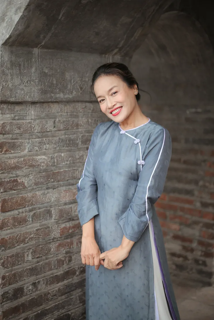 NS Tú Oanh dịu dàng dạo phố ngày Xuân - Ảnh 1. NS Tú Oanh dịu dàng dạo phố ngày Xuân - Ảnh 1.