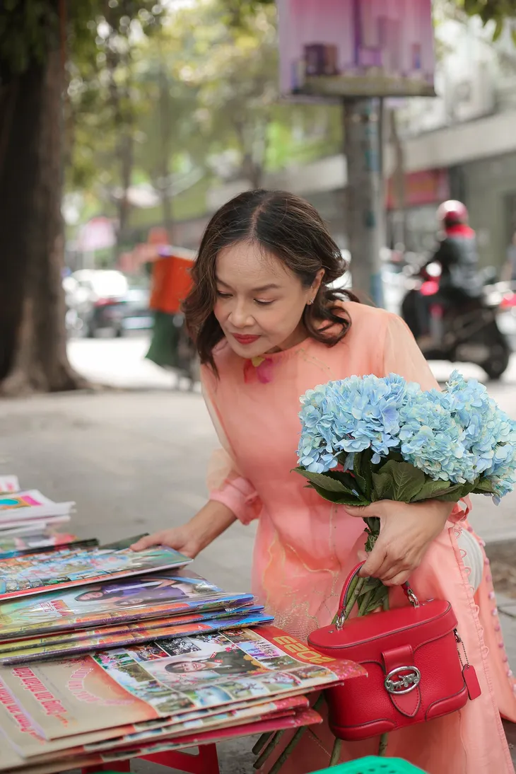 NS Tú Oanh dịu dàng dạo phố ngày Xuân - Ảnh 4. NS Tú Oanh dịu dàng dạo phố ngày Xuân - Ảnh 4.