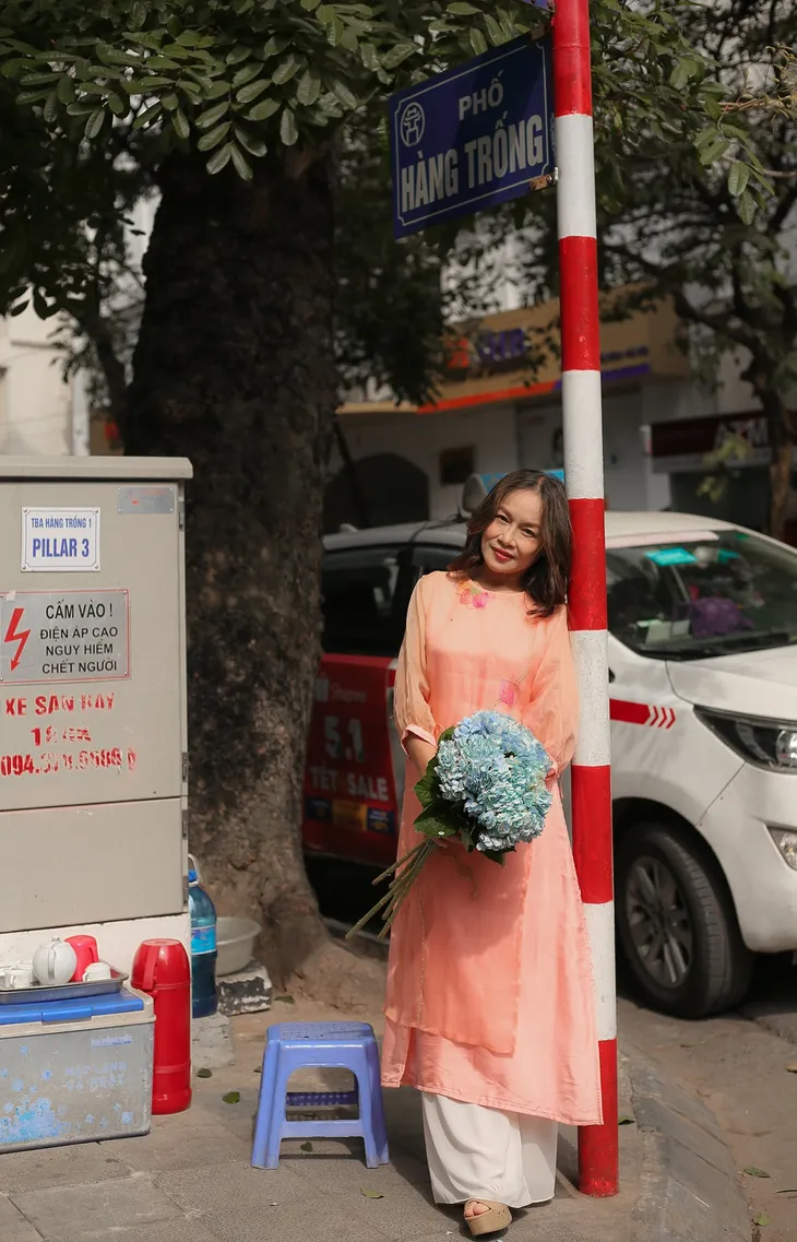 NS Tú Oanh dịu dàng dạo phố ngày Xuân - Ảnh 6. NS Tú Oanh dịu dàng dạo phố ngày Xuân - Ảnh 6.