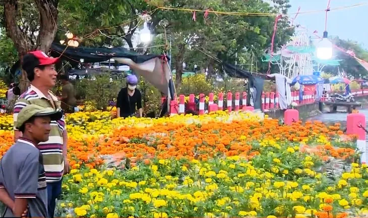 Chợ hoa Cần Thơ sáng 30 Tết: Giảm giá sâu nhưng sức mua vẫn trầm lắng - Ảnh 2. Chợ hoa Cần Thơ sáng 30 Tết: Giảm giá sâu nhưng sức mua vẫn trầm lắng - Ảnh 2.