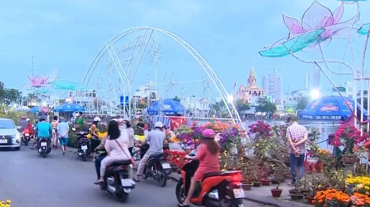 Chợ hoa Cần Thơ sáng 30 Tết: Giảm giá sâu nhưng sức mua vẫn trầm lắng - Ảnh 1. Chợ hoa Cần Thơ sáng 30 Tết: Giảm giá sâu nhưng sức mua vẫn trầm lắng - Ảnh 1.