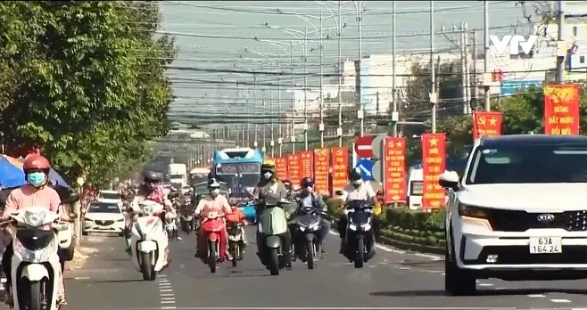 Đường về miền Tây ngày cuối năm đông hơn nhưng vẫn thuận lợi - Ảnh 1. Đường về miền Tây ngày cuối năm đông hơn nhưng vẫn thuận lợi - Ảnh 1.
