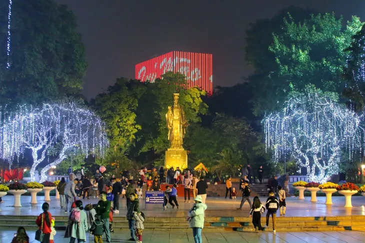 Giao thừa Hà Nội rực sáng pháo hoa, hân hoan mừng năm mới Quý Mão - Ảnh 2. Giao thừa Hà Nội rực sáng pháo hoa, hân hoan mừng năm mới Quý Mão - Ảnh 2.