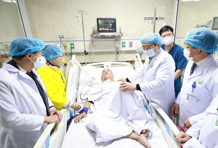 Thủ tướng Phạm Minh Chính thăm, động viên y bác sĩ và người bệnh ngày 30 Tết - Ảnh 2. Thủ tướng Phạm Minh Chính thăm, động viên y bác sĩ và người bệnh ngày 30 Tết - Ảnh 2.