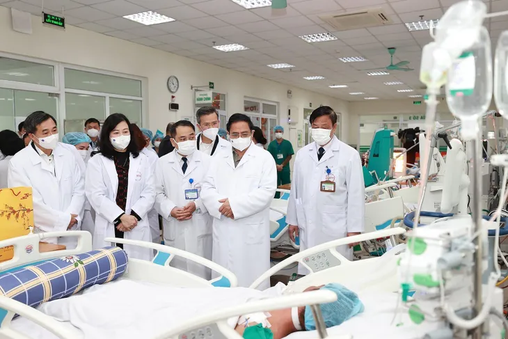 Thủ tướng Phạm Minh Chính thăm, động viên y bác sĩ và người bệnh ngày 30 Tết - Ảnh 4. Thủ tướng Phạm Minh Chính thăm, động viên y bác sĩ và người bệnh ngày 30 Tết - Ảnh 4.