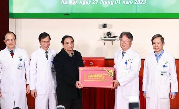 Thủ tướng Phạm Minh Chính thăm, động viên y bác sĩ và người bệnh ngày 30 Tết - Ảnh 1. Thủ tướng Phạm Minh Chính thăm, động viên y bác sĩ và người bệnh ngày 30 Tết - Ảnh 1.