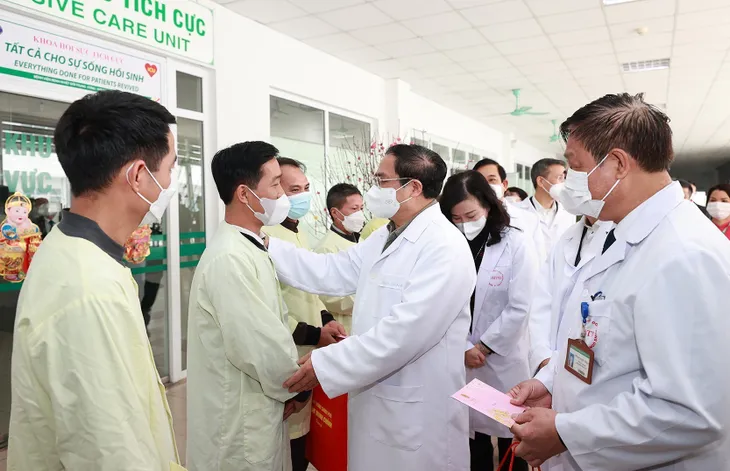 Thủ tướng Phạm Minh Chính thăm, động viên y bác sĩ và người bệnh ngày 30 Tết - Ảnh 6. Thủ tướng Phạm Minh Chính thăm, động viên y bác sĩ và người bệnh ngày 30 Tết - Ảnh 6.
