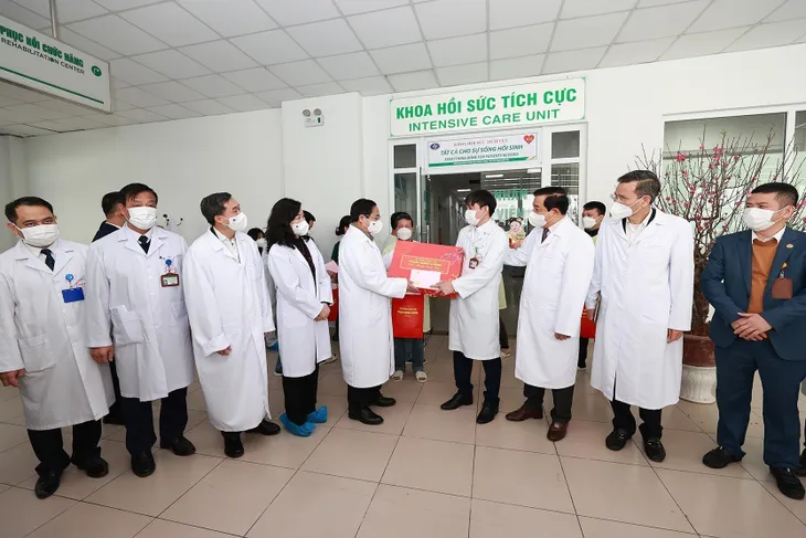 Thủ tướng Phạm Minh Chính thăm, động viên y bác sĩ và người bệnh ngày 30 Tết - Ảnh 5. Thủ tướng Phạm Minh Chính thăm, động viên y bác sĩ và người bệnh ngày 30 Tết - Ảnh 5.