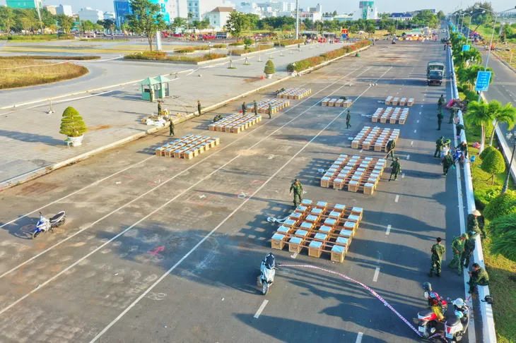 Kiên Giang: Người dân chờ đón pháo hoa đêm giao thừa - Ảnh 1. Kiên Giang: Người dân chờ đón pháo hoa đêm giao thừa - Ảnh 1.