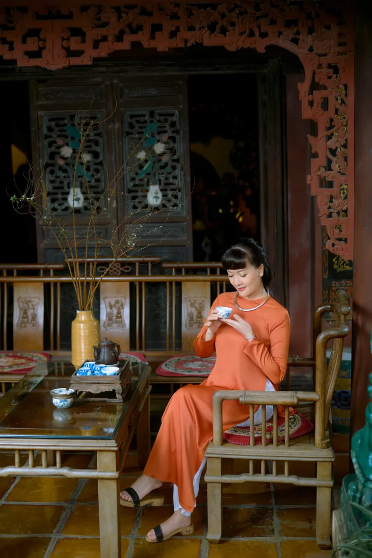 Vân Dung diện áo dài thưởng trà đầu năm mới - Ảnh 1. Vân Dung diện áo dài thưởng trà đầu năm mới - Ảnh 1.
