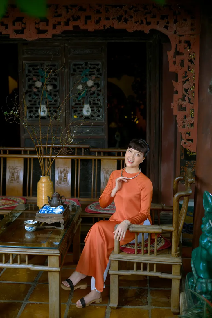 Vân Dung diện áo dài thưởng trà đầu năm mới - Ảnh 2. Vân Dung diện áo dài thưởng trà đầu năm mới - Ảnh 2.