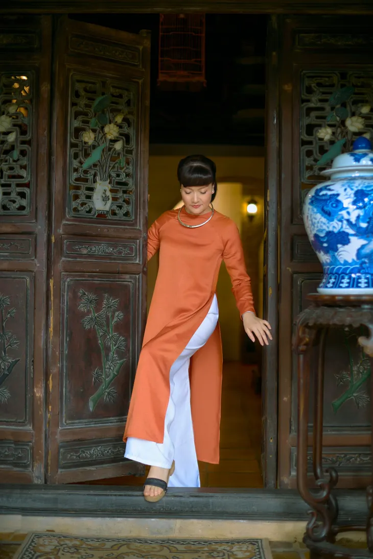 Vân Dung diện áo dài thưởng trà đầu năm mới - Ảnh 3. Vân Dung diện áo dài thưởng trà đầu năm mới - Ảnh 3.