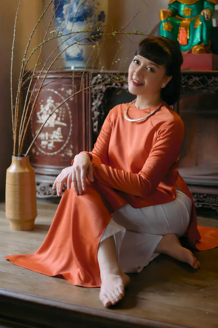 Vân Dung diện áo dài thưởng trà đầu năm mới - Ảnh 14. Vân Dung diện áo dài thưởng trà đầu năm mới - Ảnh 14.