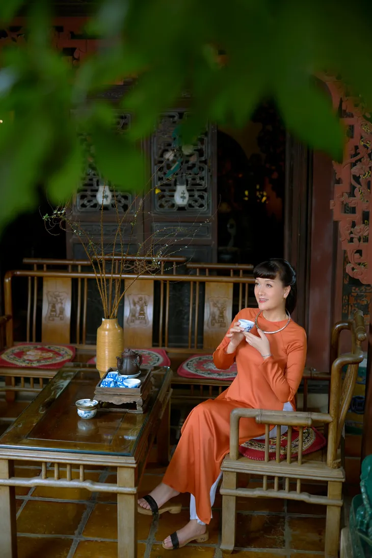 Vân Dung diện áo dài thưởng trà đầu năm mới - Ảnh 5. Vân Dung diện áo dài thưởng trà đầu năm mới - Ảnh 5.