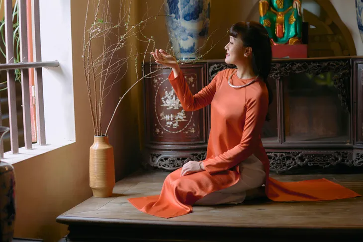 Vân Dung diện áo dài thưởng trà đầu năm mới - Ảnh 10. Vân Dung diện áo dài thưởng trà đầu năm mới - Ảnh 10.