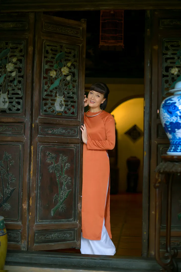 Vân Dung diện áo dài thưởng trà đầu năm mới - Ảnh 12. Vân Dung diện áo dài thưởng trà đầu năm mới - Ảnh 12.