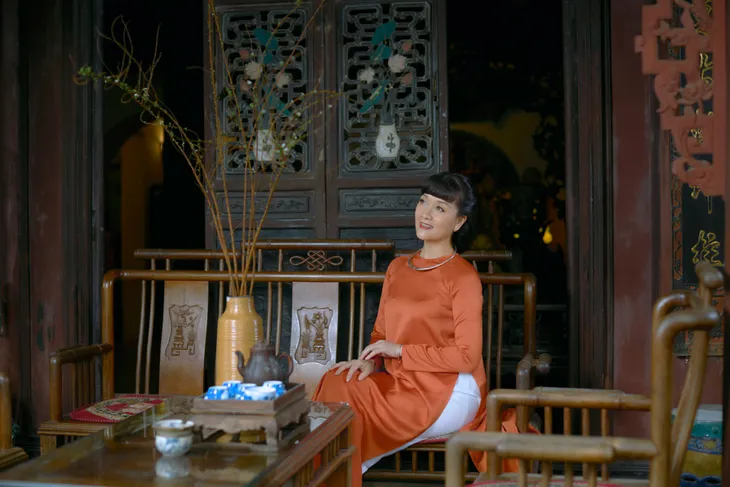 Vân Dung diện áo dài thưởng trà đầu năm mới - Ảnh 13. Vân Dung diện áo dài thưởng trà đầu năm mới - Ảnh 13.